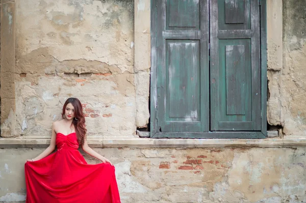 穿红色连衣裙的年轻亚洲女人的时尚照片 — 图库照片