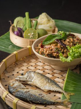 Tay 's kızarmış uskumru sebze ve sos ile