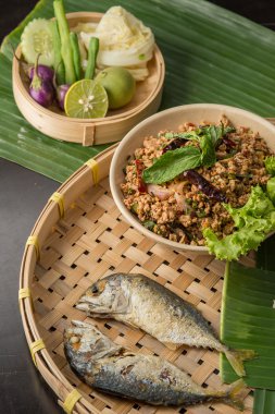 Tay 's kızarmış uskumru sebze ve sos ile