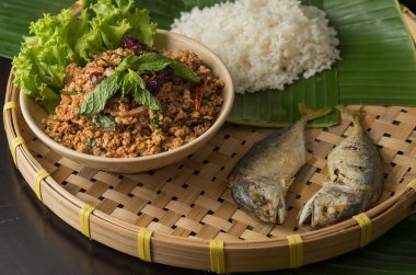 Tay 's kızarmış uskumru sebze ve sos ile