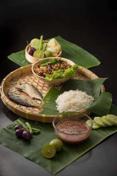 Tay 's kızarmış uskumru sebze ve sos ile