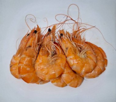 Tabakta karides pişirmek. Yakın plan kırmızı karides pişiriliyor.