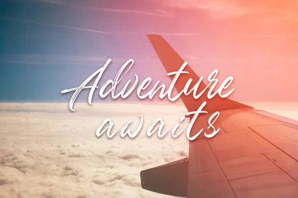 Abenteuer Erwartet Inspirierende Zitat Auf Flugzeugflügel Blauer Himmel Und Wolken — Stockfoto
