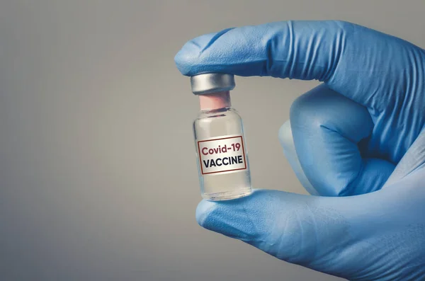 Covid Vaccin Hand Houdt Coronavirus Covid Vaccin Glazen Fles Rechtenvrije Stockfoto's