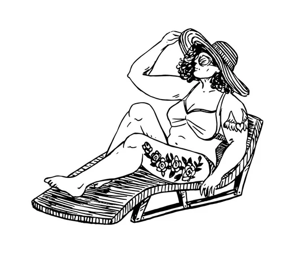 女の子プラスサイズでビキニと帽子でタトゥー椅子と日光浴に座って 手描きのドア グラビアスタイルで描く スケッチイラスト — ストックベクタ