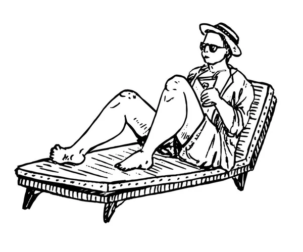 椅子と日光浴に座ってカクテルと帽子とサングラスの男プラスサイズ 手描きのドア グラビアスタイルで描く スケッチイラスト — ストックベクタ