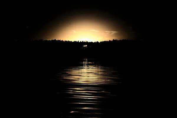 Pôr do sol preto sobre o lago — Fotografia de Stock