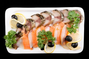 Dilim balık, limon ve zeytin tarafından dekore edilmiş