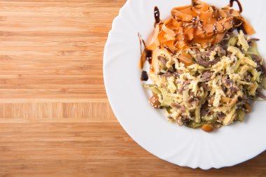 Salata et, havuç, mantar, yumurta ve mayonez ile