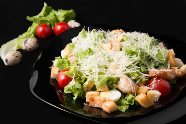 Caesar salad with prawns, cherry tomato and cheese — Stock Photo, Image