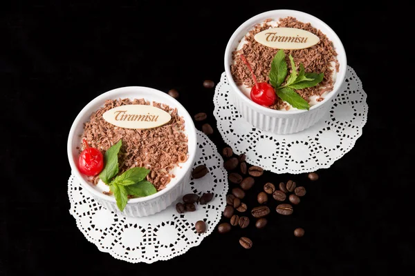 Dessert Tiramisu su sfondo nero — Foto Stock