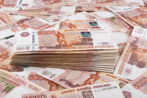Altura de cinco mil notas de rublos russos — Fotografia de Stock