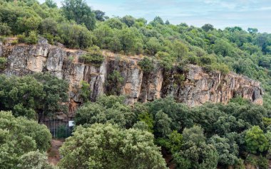 Doğa ve kültür turizmi - İspanya 'da antik rock sanatı. Fuencaliente, Kastilya-La Mancha 'daki dağlık alanda kayalık bir uçurum. Neolitik dönem arkeolojik sitesi La Batanera. İlginç yürüyüş yolları..