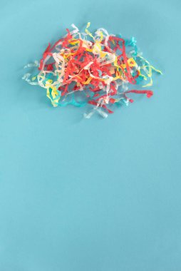 Pozitif olmak için parti renkli konfeti, kutlama, kafanın içinde yenilikçi fikirler ve coşku. Bir yığın kağıt konfeti şeridi insan beyni şeklinde ve altında da fotokopi alanı var. Dikey resim