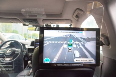 Şangay, Çin 1 Kasım 2025. Gerçek zamanlı sürücü arayüzü, lidar, radar ve kamera verilerine sahip 4. seviye otonom taksi Robotaxi 'nin içindeyiz..