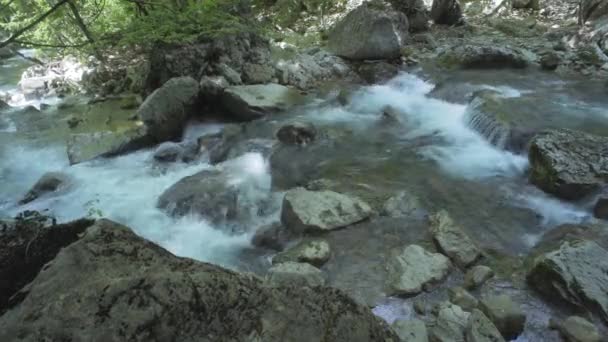 Piedras y río de montaña con cascada pequeña — Vídeo de stock