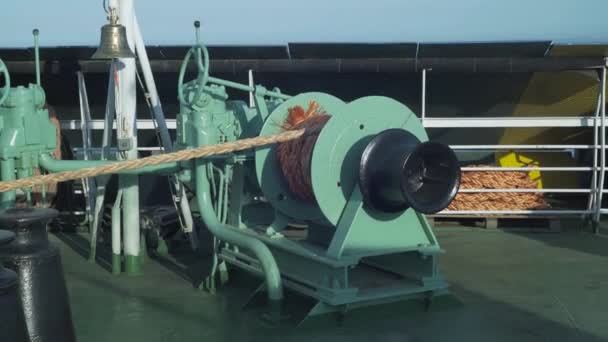 Winch con cuerda en el ferry — Vídeo de stock