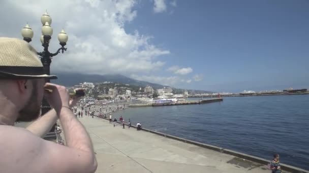 Homme regardant à travers les jumelles — Video