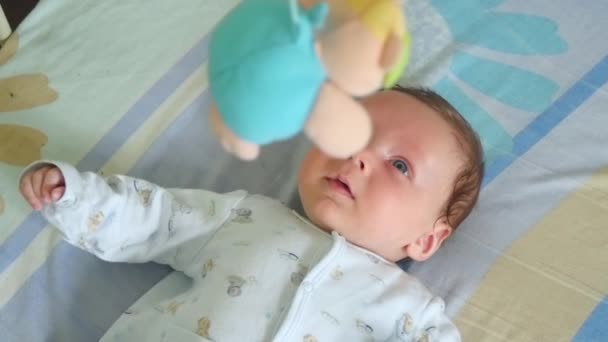 Retrato de um bebê com brinquedo móvel — Vídeo de Stock