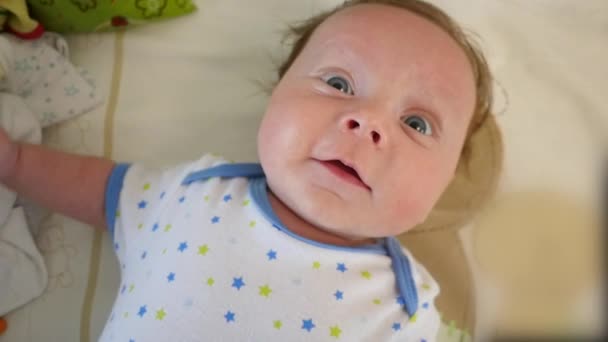 Adorable bebé en el dormitorio — Vídeos de Stock