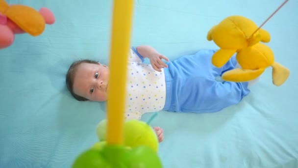 Bebé jugando con el móvil en su cuna — Vídeo de stock
