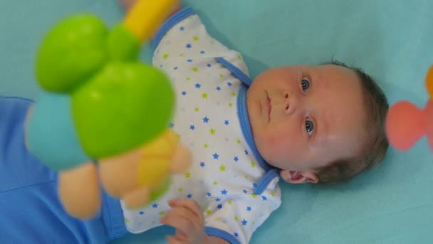 Baby spelen met mobiele in zijn wieg — Stockvideo