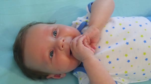 かわいい生まれたばかりの赤ちゃんの肖像画 — ストック動画