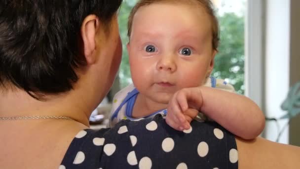 Madre sosteniendo niño adorable bebé niño — Vídeos de Stock