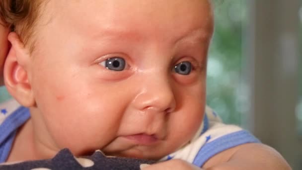 Moeder bedrijf schattig kind babyjongen — Stockvideo