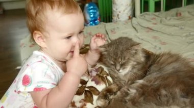 Şirin Bebek kız ile kedi