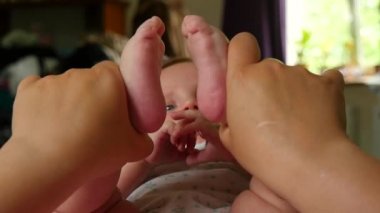 Anne ve bebek oynamak