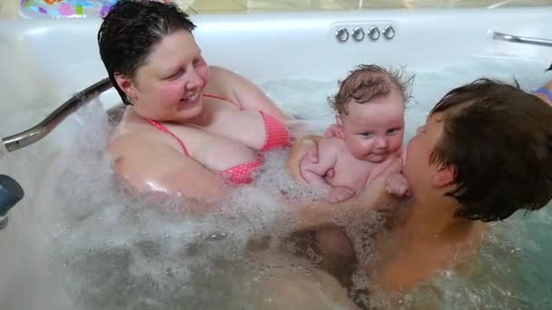 Mãe e bebê em um jacuzzi — Vídeo de Stock