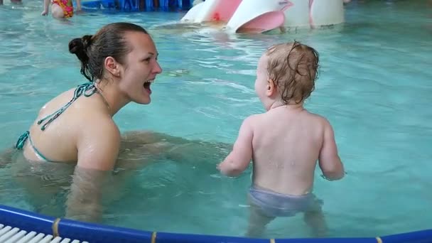 Mamma och Baby flicka ha roligt i poolen — Stockvideo