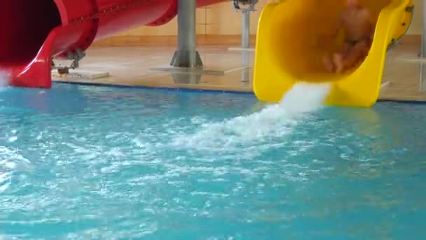 Счастливый ребенок развлекается в аквапарке — стоковое видео