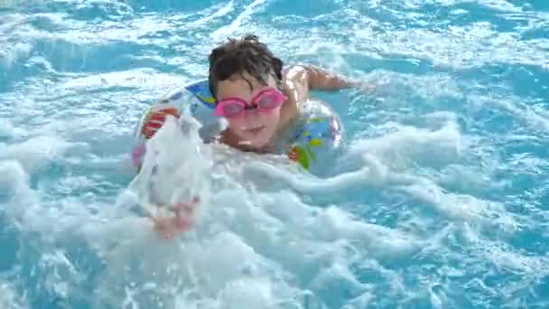 Dos chicos jugando en la piscina — Vídeo de stock