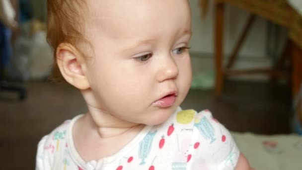 Imádnivaló baba lány portréja — Stock videók