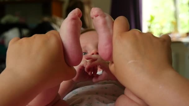 母親と赤ちゃんを再生 — ストック動画