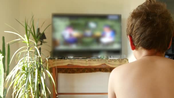 Kind jongen kijken tv — Stockvideo