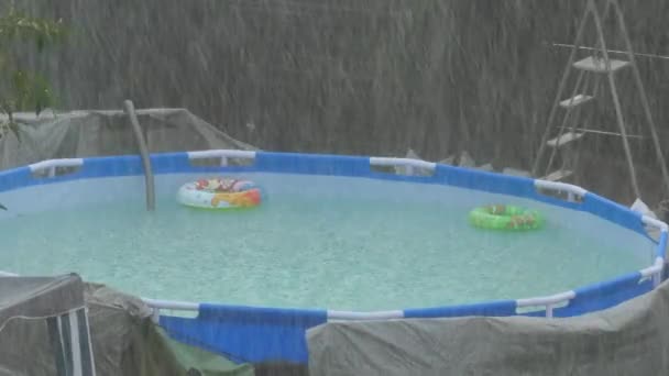 Schwimmbad im Regen — Stockvideo