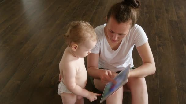 Frau und Baby mit Tablet-Computer — Stockvideo