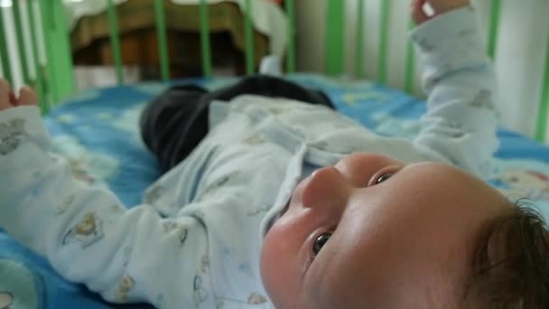 Retrato de un bebé con juguete móvil — Vídeos de Stock
