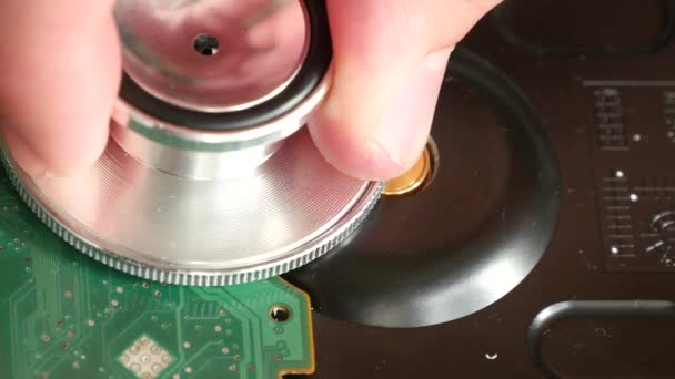 Стетоскоп с компьютерным жестким диском — стоковое видео