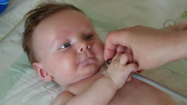 Sweet Baby onderzocht met de stethoscoop — Stockvideo