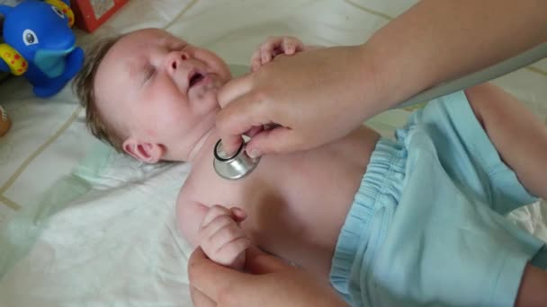 Stetoskop lyssnar till en bebis hjärtrytm — Stockvideo