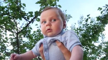 Baba çocuğunu tutan