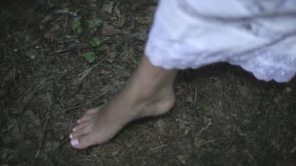 Blote voeten van een jonge vrouw — Stockvideo