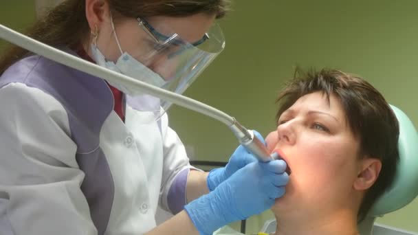 Dentista Curando uma Paciente Feminina 4k — Vídeo de Stock