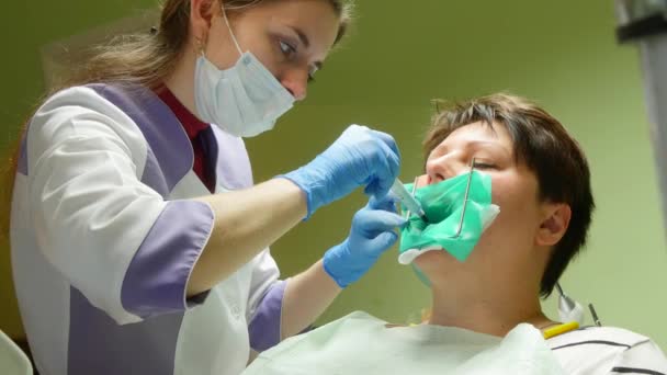 Mulher tendo seu check-up dentário 4k — Vídeo de Stock