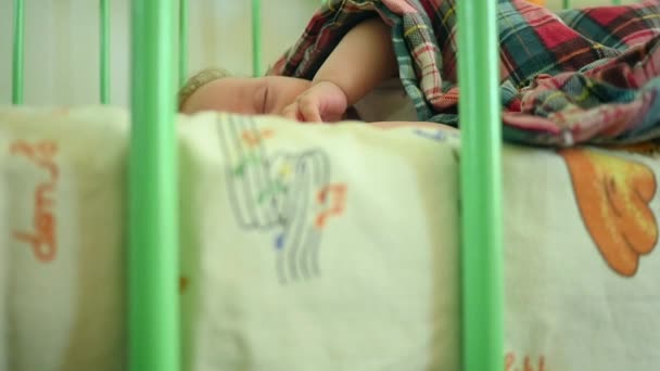 Новорожденный ребенок в детской кроватке — стоковое видео