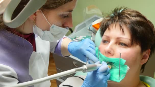 Mujer que recibe un tratamiento dental — Vídeos de Stock